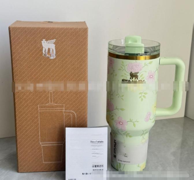 Gourde Stanley Quencher H2.0 Tumbler 40 OZ (partiellement lisible) avec anse — vert clair, motif floral rose, motif floral: fleurs roses avec tiges et
