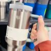 Gourde Stanley Quencher H2.0 Tumbler avec anse — argent/gris métallisé avec couvercle et poignée gris clair