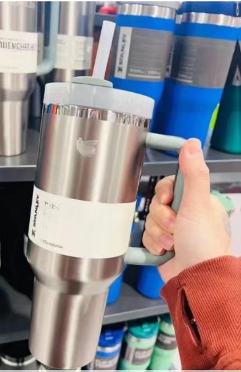 Gourde Stanley Quencher H2.0 Tumbler avec anse — argent/gris métallisé avec couvercle et poignée gris clair