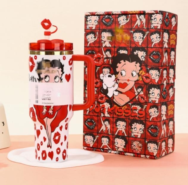 Gourde Stanley Quencher H2.0 Tumbler avec anse — blanc et rouge, motif personnage féminin de dessin animé aux