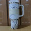 Gourde Stanley Quencher H2.0 Tumbler avec anse — blanc marbré noir, motif marbré blanc et noir (veines type