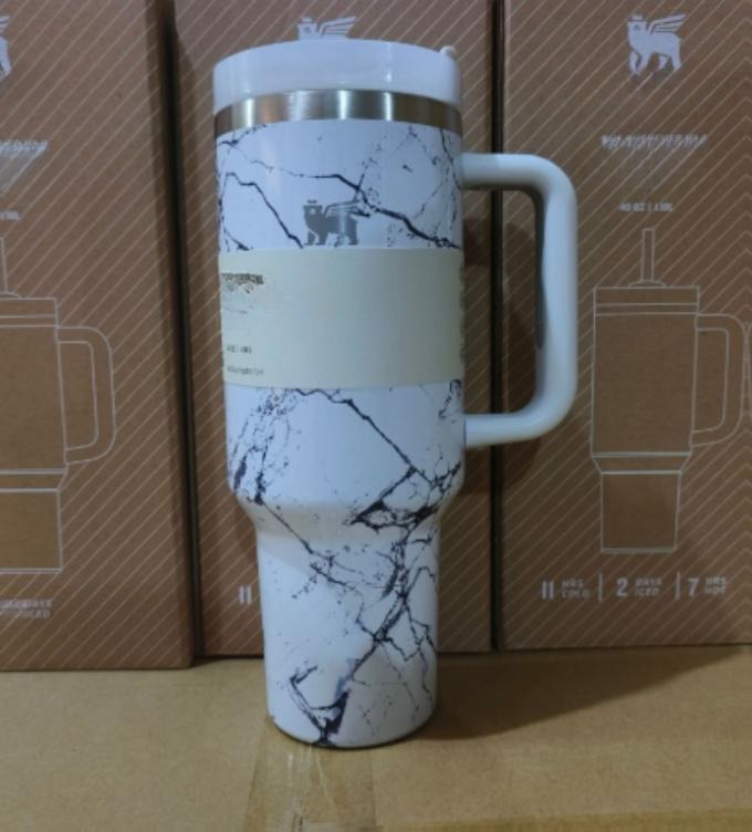 Gourde Stanley Quencher H2.0 Tumbler avec anse — blanc marbré noir, motif marbré blanc et noir (veines type
