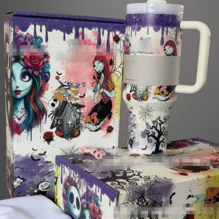 Gourde Stanley Quencher H2.0 Tumbler avec anse — blanc / mauve avec motifs colorés, motif visage de personnage féminin stylisé aux