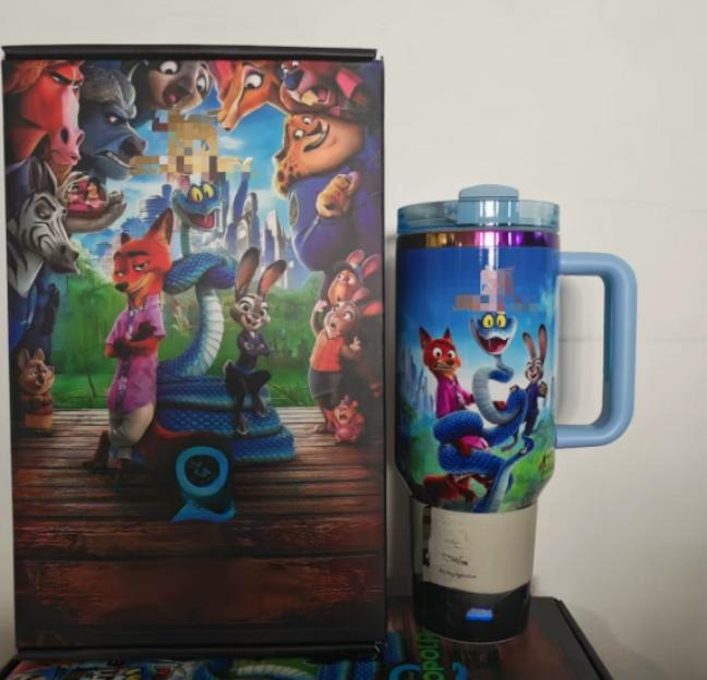Gourde Stanley Quencher H2.0 Tumbler avec anse — bleu clair avec reflets holographiques, édition Zootopia 2