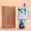 Gourde Stanley Quencher H2.0 Tumbler avec anse — bleu clair / turquoise, dégradé multicolore, motif décor imprimé représentant un personnage