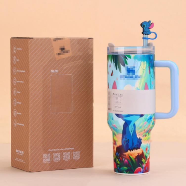 Gourde Stanley Quencher H2.0 Tumbler avec anse — bleu clair / turquoise, dégradé multicolore, motif décor imprimé représentant un personnage