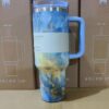 Gourde Stanley Quencher H2.0 Tumbler avec anse — bleu et doré, motif marbré façon marbre avec veines dorées