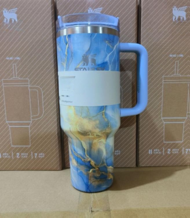 Gourde Stanley Quencher H2.0 Tumbler avec anse — bleu et doré, motif marbré façon marbre avec veines dorées