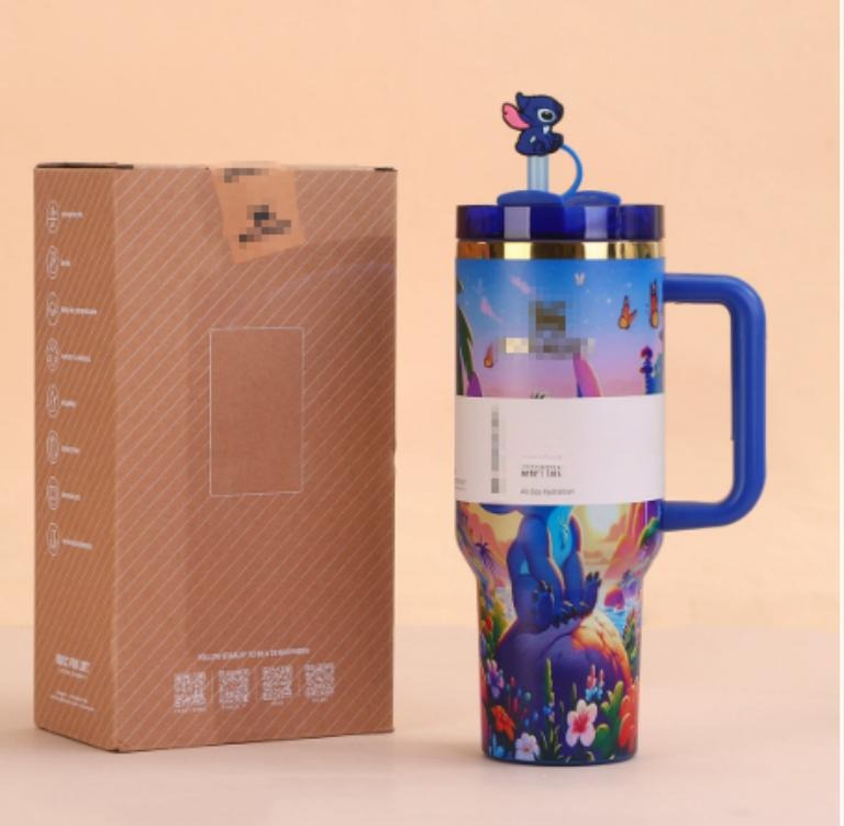 Gourde Stanley Quencher H2.0 Tumbler avec anse — bleu foncé / marine, dégradé multicolore, motif décor imprimé représentant un personnage