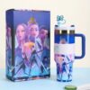 Gourde Stanley Quencher H2.0 Tumbler avec anse — bleu marine avec illustrations colorées, édition K-pop Demon Hunters / Huntr/x