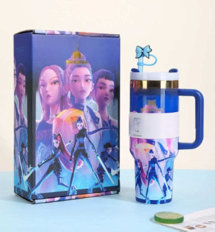 Gourde Stanley Quencher H2.0 Tumbler avec anse — bleu marine avec illustrations colorées, édition K-pop Demon Hunters / Huntr/x