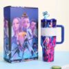 Gourde Stanley Quencher H2.0 Tumbler avec anse — bleu marine avec illustrations colorées, édition K-pop Demon Hunters / Huntr/x