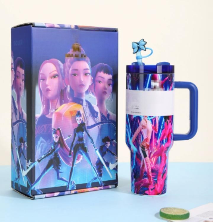 Gourde Stanley Quencher H2.0 Tumbler avec anse — bleu marine avec illustrations colorées, édition K-pop Demon Hunters / Huntr/x