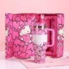 Gourde Stanley Quencher H2.0 Tumbler avec anse — rose avec motif de cœurs, édition Hello Kitty / Sanrio