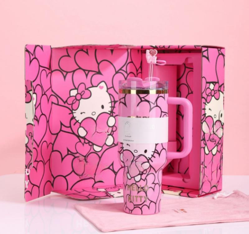 Gourde Stanley Quencher H2.0 Tumbler avec anse — rose avec motif de cœurs, édition Hello Kitty / Sanrio