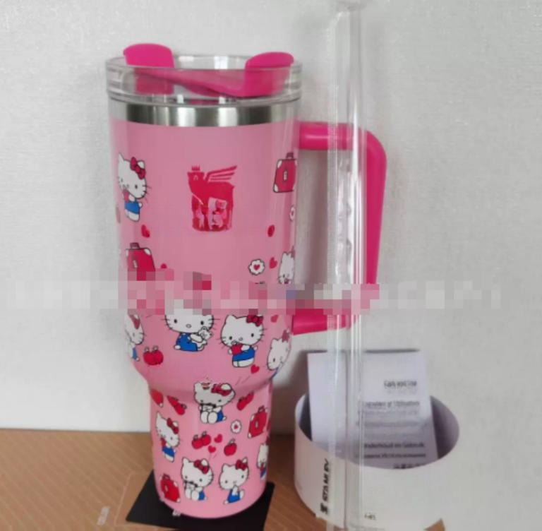 Gourde Stanley Quencher H2.0 Tumbler avec anse — rose avec motifs blanc/rouge, édition Hello Kitty / Sanrio