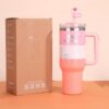 Gourde Stanley Quencher H2.0 Tumbler avec anse — rose, motif aucun personnage