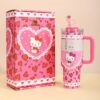 Gourde Stanley Quencher H2.0 Tumbler avec anse — rose, motif personnage félin blanc stylisé avec noeud