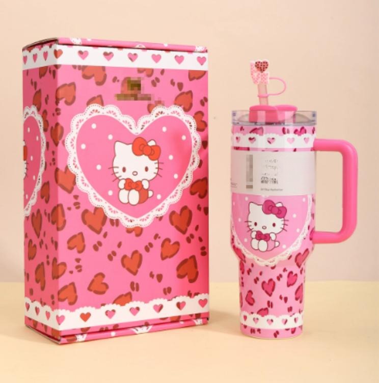 Gourde Stanley Quencher H2.0 Tumbler avec anse — rose, motif personnage félin blanc stylisé avec noeud