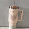 Gourde Stanley Quencher H2.0 Tumbler avec anse — rose pâle, motif de type bandana avec petits papillons