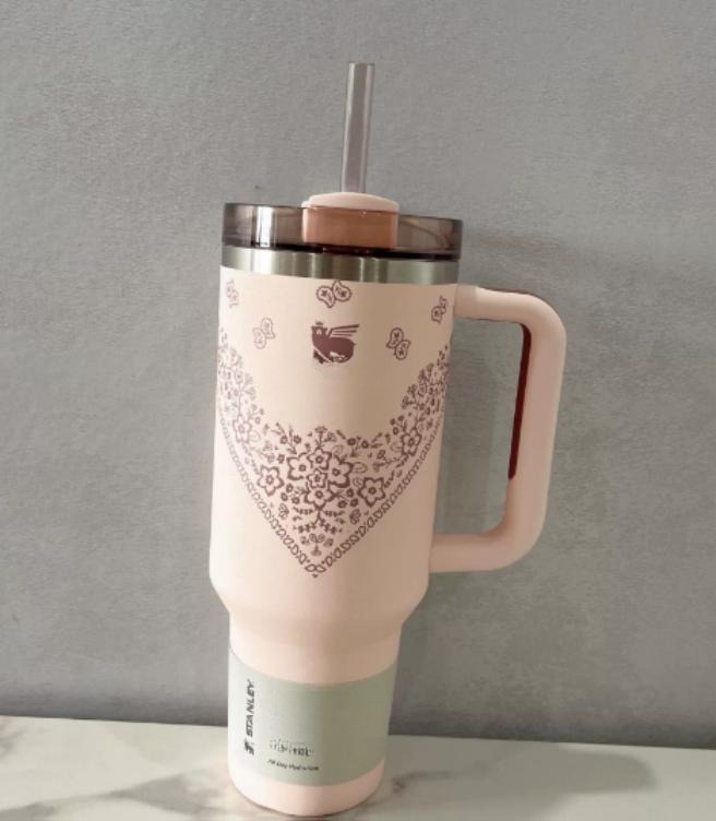 Gourde Stanley Quencher H2.0 Tumbler avec anse — rose pâle, motif de type bandana avec petits papillons