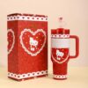 Gourde Stanley Quencher H2.0 Tumbler avec anse — rouge, motif personnage félin blanc stylisé avec noeud