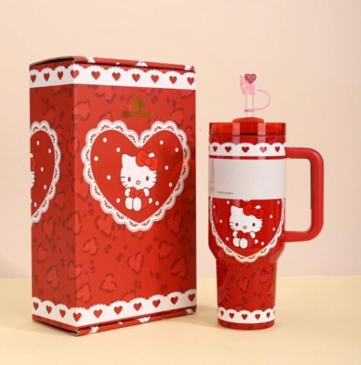 Gourde Stanley Quencher H2.0 Tumbler avec anse — rouge, motif personnage félin blanc stylisé avec noeud