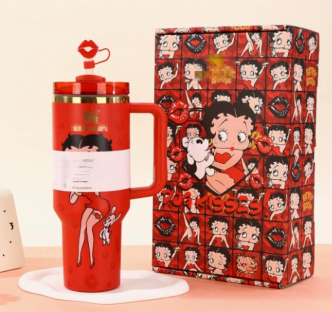 Gourde Stanley Quencher H2.0 Tumbler avec anse — rouge, motif personnage féminin de dessin animé aux