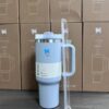 Gourde Stanley Quencher H2.0 Tumbler vide avec anse — bleu pastel clair / lavande-bleu