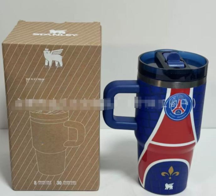Gourde Stanley Quencher ProTour Tumbler 20 OZ / 591 mL avec anse — bleu marine et rouge, édition PSG / Paris Saint-Germain