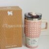 Gourde Stanley Quencher ProTour Tumbler 20 oz | 591 mL avec anse — crème et rose, motif treillis/losanges rose sur fond crème