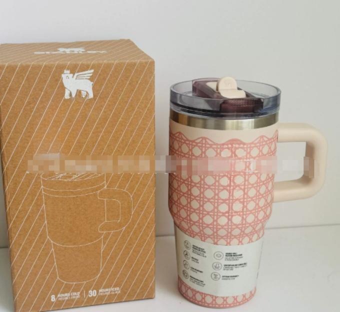 Gourde Stanley Quencher ProTour Tumbler 20 oz | 591 mL avec anse — crème et rose, motif treillis/losanges rose sur fond crème