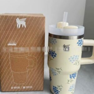 Gourde Stanley Quencher ProTour Tumbler 20 OZ / 591 mL avec anse — crème, motif fleurs bleues, motif bouquets de petites fleurs bleues avec