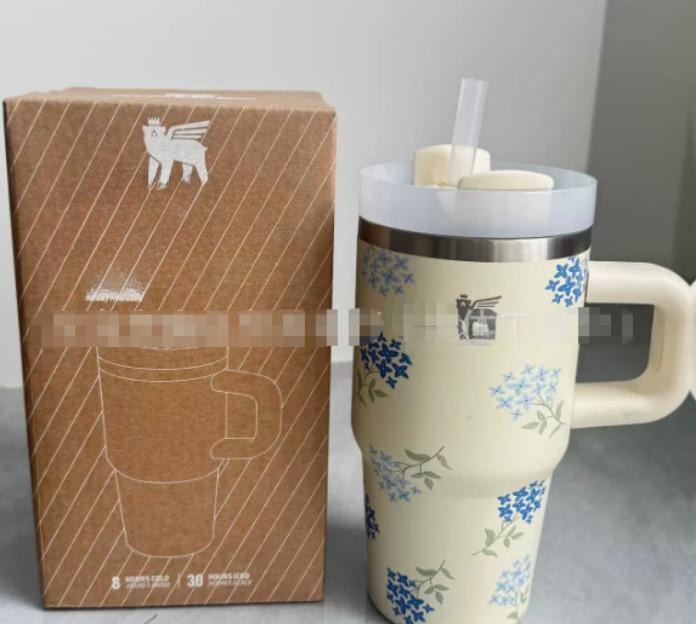 Gourde Stanley Quencher ProTour Tumbler 20 OZ / 591 mL avec anse — crème, motif fleurs bleues, motif bouquets de petites fleurs bleues avec