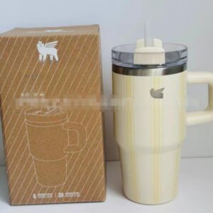 Gourde Stanley Quencher ProTour Tumbler 20 OZ / 591 mL avec anse — crème rayé jaune pâle, motif fines rayures verticales jaune pâle/crème