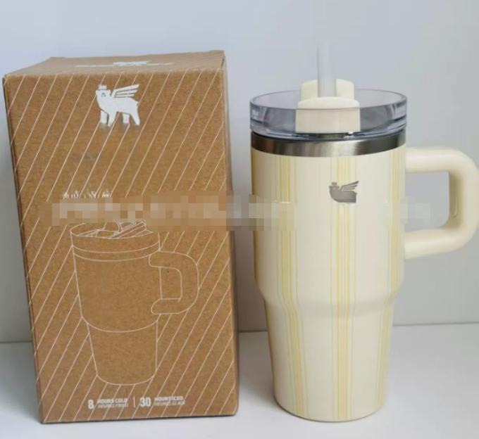 Gourde Stanley Quencher ProTour Tumbler 20 OZ / 591 mL avec anse — crème rayé jaune pâle, motif fines rayures verticales jaune pâle/crème