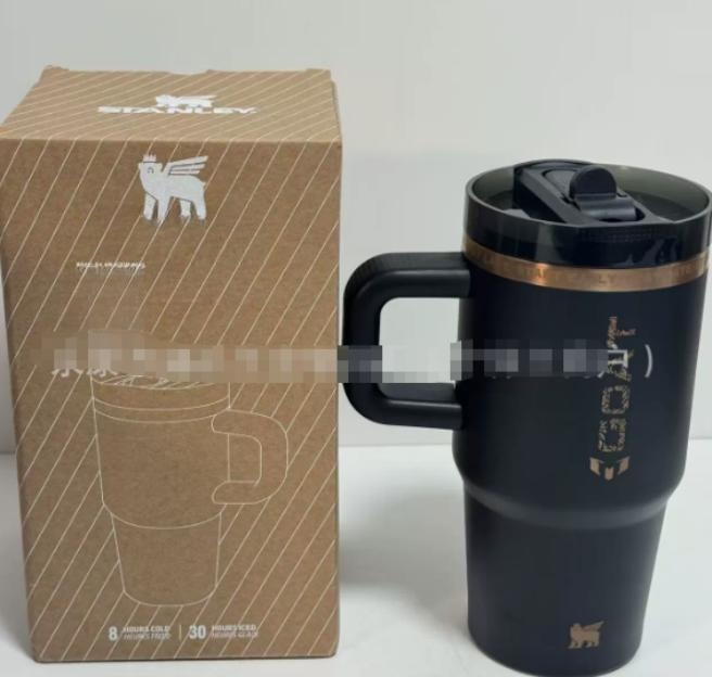 Gourde Stanley Quencher ProTour Tumbler 20 OZ / 591 mL avec anse — noir, motif silhouette d'un animal ailé (type