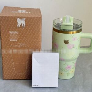 Gourde Stanley Quencher ProTour Tumbler 20 OZ / 591 mL avec anse — vert clair, motif floral rose et jaune, motif floral: fleurs roses et jaunes avec