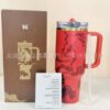 Gourde Stanley Quencher ProTour Tumbler 40 oz / 1.18 L (approximatif) avec anse — rouge, motif doré, motif s stylisés de créatures/vagues dorées