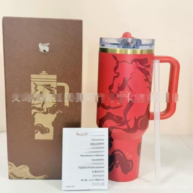 Gourde Stanley Quencher ProTour Tumbler 40 oz / 1.18 L (approximatif) avec anse — rouge, motif doré, motif s stylisés de créatures/vagues dorées