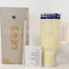 Gourde Stanley Quencher ProTour Tumbler 40 oz | 1.18 L avec anse — jaune pâle / crème, motif marbré/nuageux ton sur ton