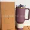 Gourde Stanley Quencher ProTour Tumbler 40 OZ / 1.18 L avec anse — mauve / prune, couvercle bleu foncé transparent