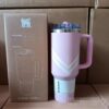 Gourde Stanley Quencher ProTour Tumbler 40 oz | 1.18 L avec anse — rose avec chevrons clairs, motif chevrons/rayures en V de couleur claire sur