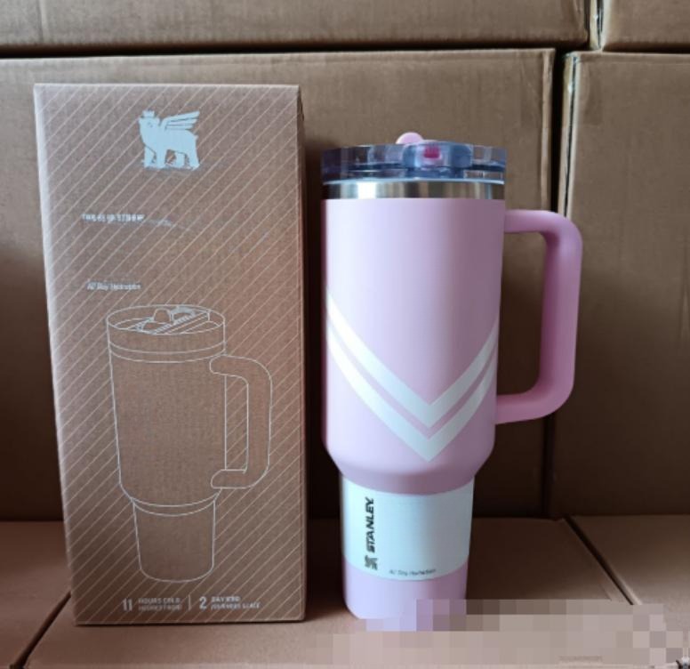 Gourde Stanley Quencher ProTour Tumbler 40 oz | 1.18 L avec anse — rose avec chevrons clairs, motif chevrons/rayures en V de couleur claire sur