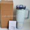 Gourde Stanley Quencher ProTour Tumbler 40 oz avec anse — bleu-gris clair, motif treillis/losanges blanc sur fond
