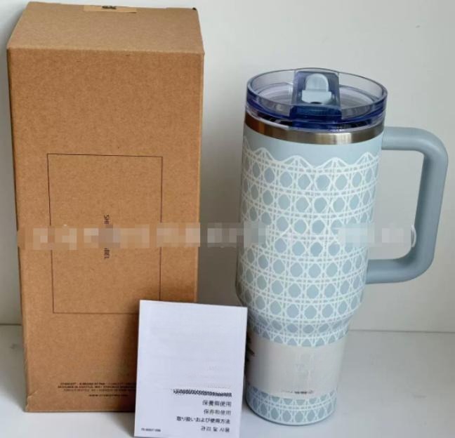 Gourde Stanley Quencher ProTour Tumbler 40 oz avec anse — bleu-gris clair, motif treillis/losanges blanc sur fond