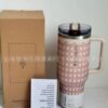 Gourde Stanley Quencher ProTour Tumbler 40 oz avec anse — crème et rose, motif treillis/losanges rose sur fond crème