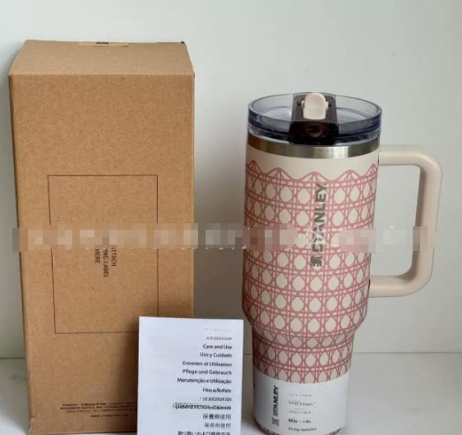 Gourde Stanley Quencher ProTour Tumbler 40 oz avec anse — crème et rose, motif treillis/losanges rose sur fond crème
