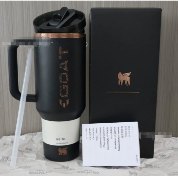 Gourde Stanley Quencher ProTour Tumbler 40 oz avec anse — noir avec détails cuivrés/or, édition Messi