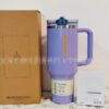 Gourde Stanley Quencher ProTour Tumbler 40 OZ (partiellement lisible) avec anse — violet / lavande, couvercle bleu foncé transparent